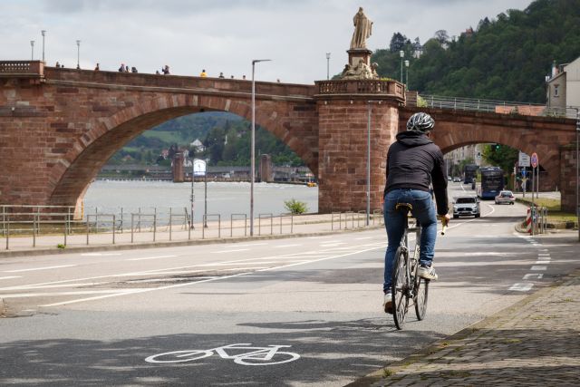 Radfahrerinnen und Radfahrer dürfen ab sofort auch in der Heidelberger Uferstraße auf der Straße fahren