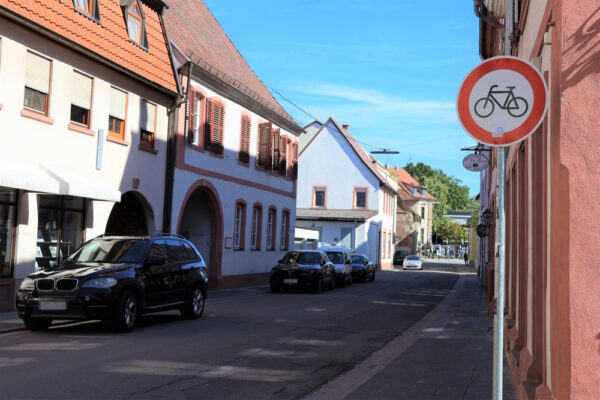 Landau – Verkehrsänderung in der Landauer Kramstraße: Umkehr der Einbahnstraßenregelung und Öffnung für den gegenläufigen Radverkehr