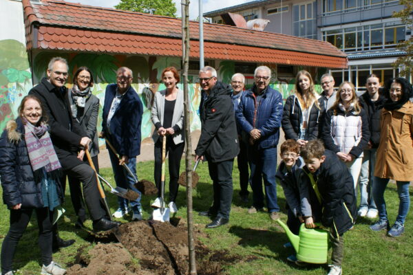 Herxheim – Landrat Dietmar Seefeldt pflanzt zum Tag des Baumes einen Mehlbeerbaum am PAMINA-Schulzentrum in Herxheim