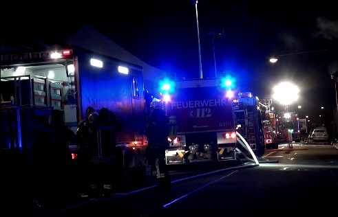 Hirschberg – Großeinsatz der Feuerwehr  – Ein Toter und eine Verletzte bei Wohnhausbrand –