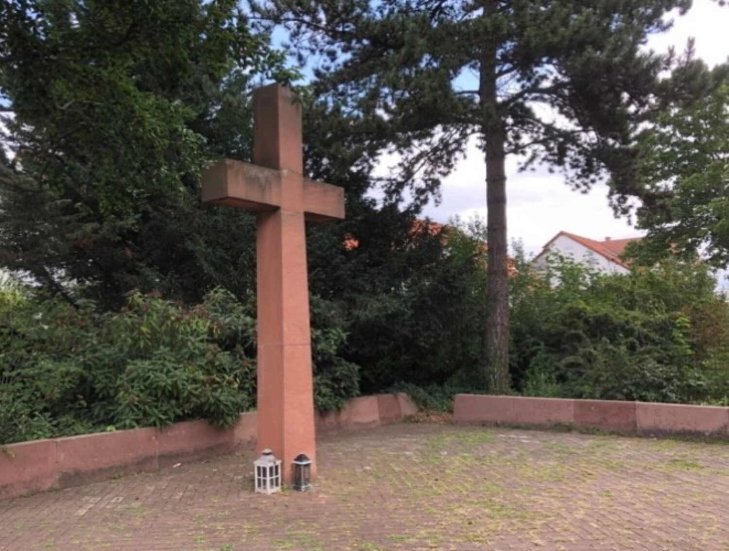 Mannheim – Bei Besuch auf dem Friedhof ausgeraubt- Zeugen gesucht!