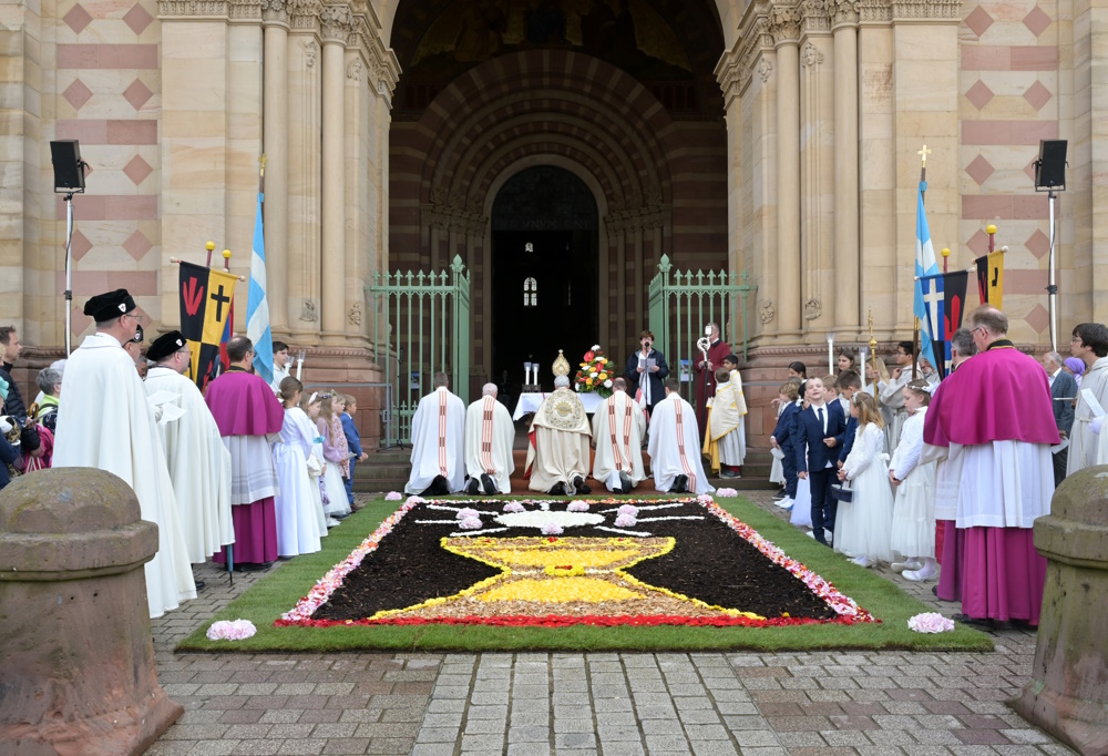 Speyer –  Katholiken feierten Fronleichnam mit Pontifikalamt und Prozession