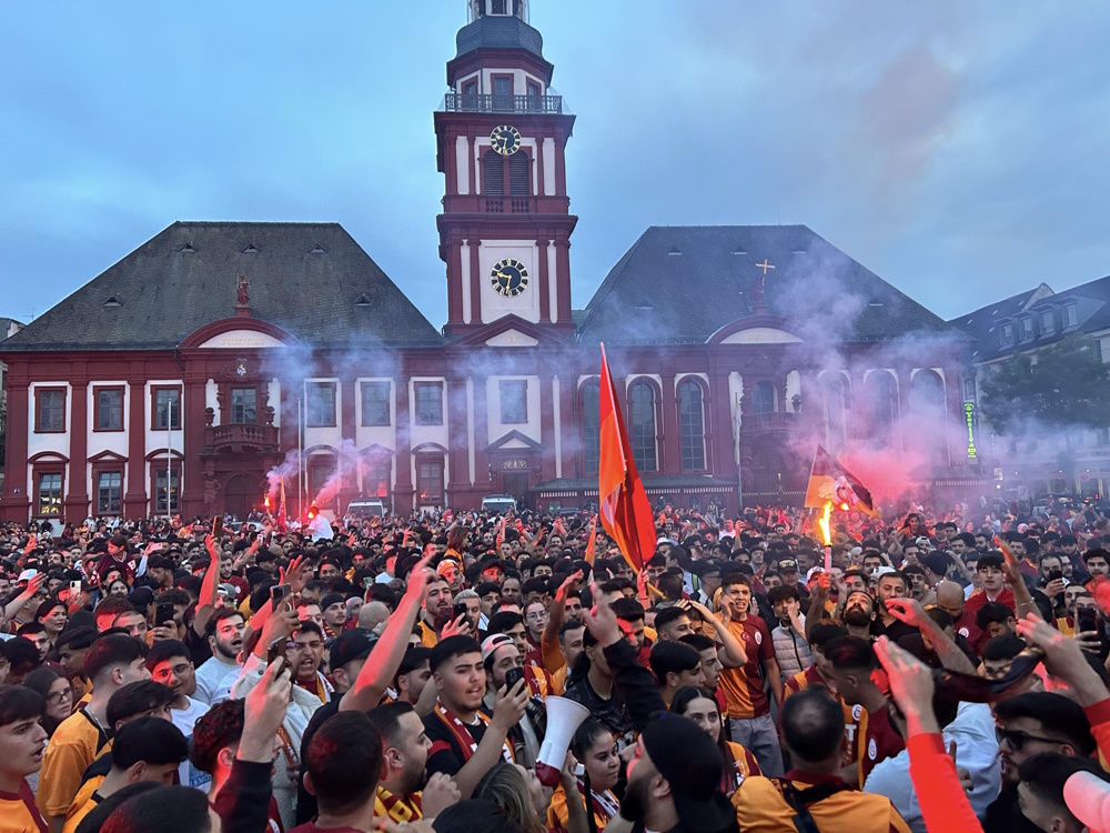 Mannheim – Galatasaray Istanbul ist Türkischer Meister – Fans feiern ausgelassen in der Innenstadt
