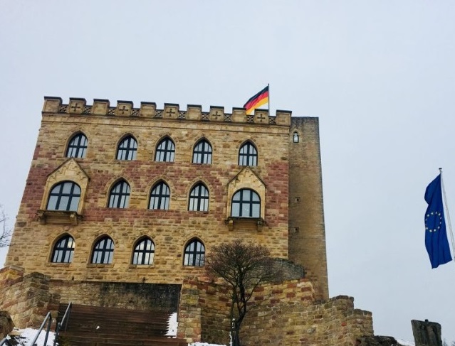 Neustadt – Kundgebung am Hambacher Schloss –  Polizei zieht positives Fazit