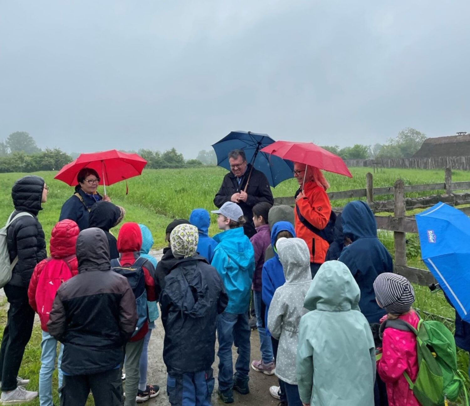 Rhein-Pfalz-Kreis – Aktion Schulwegkönig: Landrat besucht mit Schulklasse das Freilichtlabor  Lauresham in Lorsch