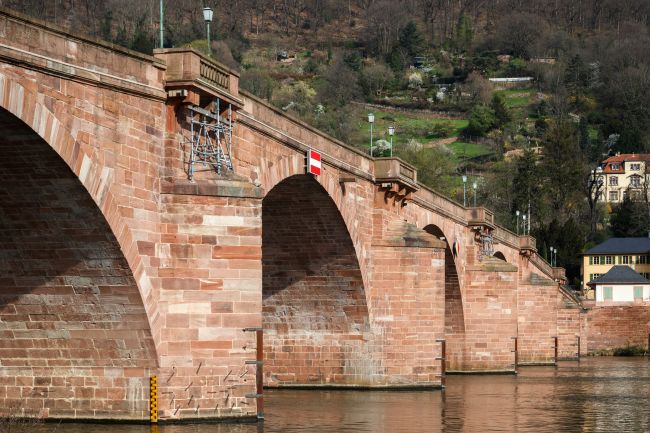 Alte Brücke Heidelberg: Balkone müssen saniert werden! Verfahren wird zunächst an einem Balkon getestet