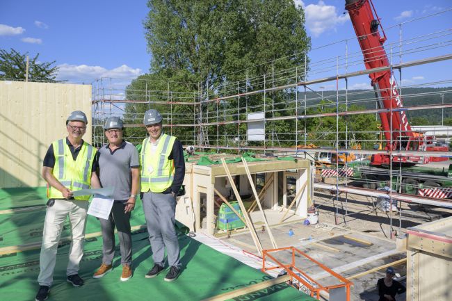 Heidelberg-Kirchheim: Nächste Etappe für Neubau der Kita Harbigweg – 60 Module schweben mittels eines mobilen Krans ein