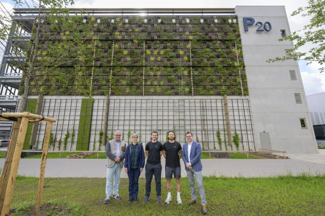Stadt und Stadtwerke Heidelberg stellten neue Fassaden-Grünfläche am SNP dome-Parkhaus vor