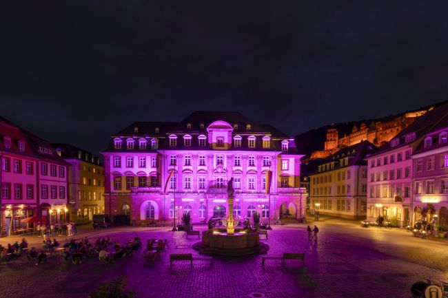 Heidelberg – Zum 75. Jubiläum des Grundgesetzes: Stadt projizierte Artikel 1 auf die Fassade des Rathauses