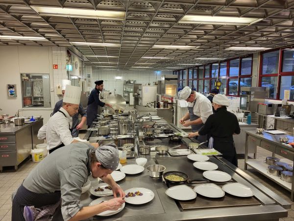 Heidelberg – Alles ohne Nudeln! Azubi-Netzwerk erprobt gesunde Ernährung für wenig Geld – Kochkurs mit Meisterköchen am 25. Juni