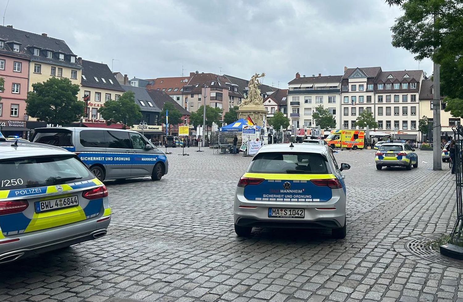 Mannheim – Messerstecherei am Marktplatz – NACHTRAG – Mehrere Schwerverletzte, u.a. ein Polizist  – Bewaffneter greift politischen Infostand an – Korrektur:  ein Toter wurde bislang nicht bestätigt